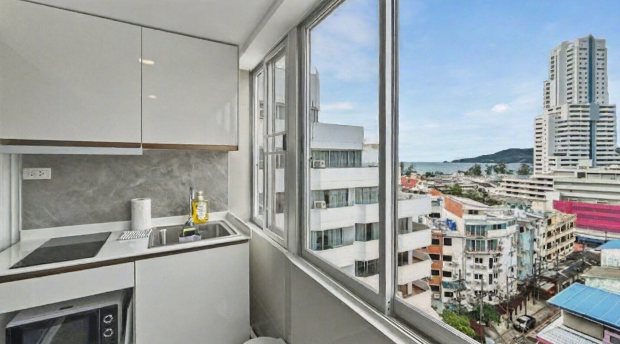 Kühlschrank, Mikrowelle, Herdplatte, Wasserkocher mit Kaffee-/Teezubehör