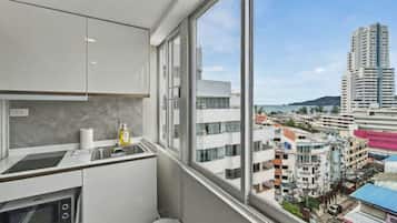 Kühlschrank, Mikrowelle, Herdplatte, Wasserkocher mit Kaffee-/Teezubehör