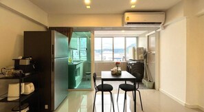 Refrigerador, microondas, placa de cocina, cafetera/tetera