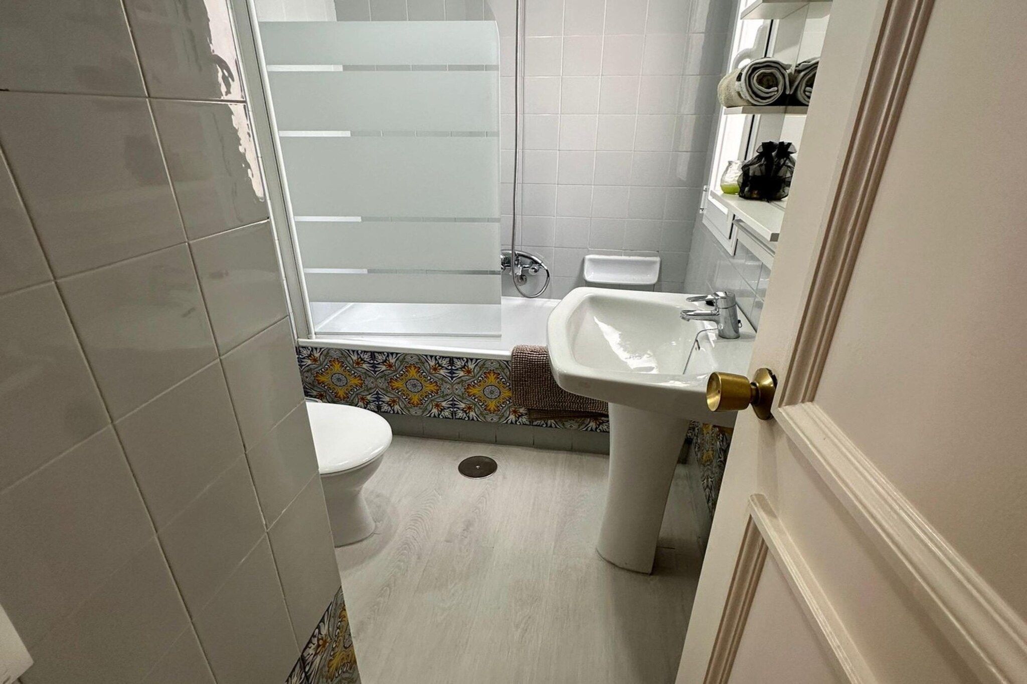 Un baño con inodoro, lavamanos y ducha.