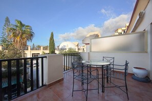 Outdoor dining - Studio in Marbella with Beachfront Pool (Marbella)