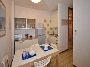 Refrigerador, microondas, placa de cocina, cafetera/tetera