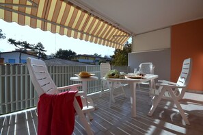 Outdoor dining - Nice getaway in a modern apartment (Bibione)