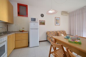 Fridge, microwave, stovetop, cookware/dishes/utensils - Nice getaway in a modern apartment (Bibione)