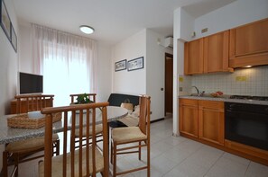 Kühlschrank, Mikrowelle, Herdplatte, Wasserkocher mit Kaffee-/Teezubehör