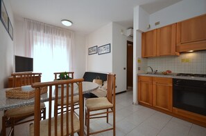 Réfrigérateur, micro-ondes, plaque de cuisson