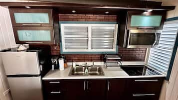 Geladeira, micro-ondas, fogão, cooktop