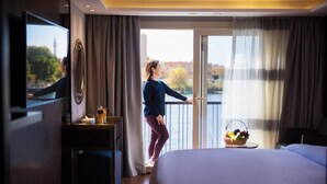 Tremannsrom – deluxe, elveutsikt | Minibar