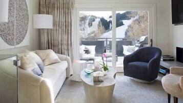 Tv, eldstad och en stereo