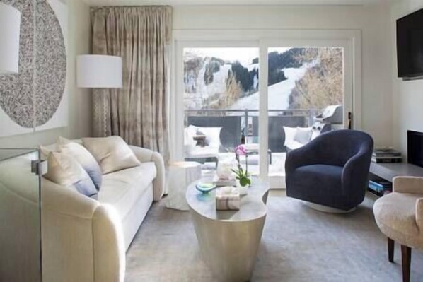 Tv, eldstad och en stereo