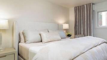 2 habitaciones, escritorio y tabla de planchar con plancha