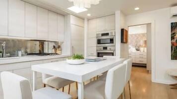 Kylskåp, mikrovågsugn, ugn och spishäll