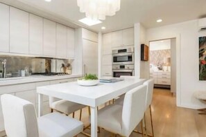 Kylskåp, mikrovågsugn, ugn och spishäll