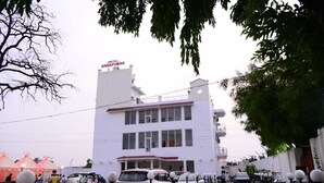 Un hotel con facciata bianca, diversi piani e un cartello con la scritta "HOTEL ANNAPURNA".
