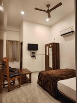 Deluxe Double Room | Desk, free WiFi
