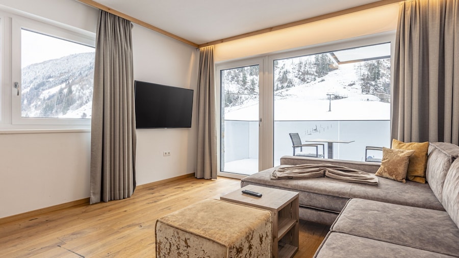 Spacious Apartment With Balcony