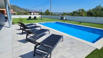 5 outdoor pools, pool umbrellas, sun loungers