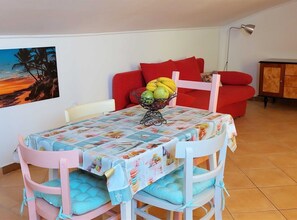Apartament (One Bedroom Apartment with Balcony) | Sala d'estar | Televisor de pantalla plana de 32 polzades amb canals per cable 