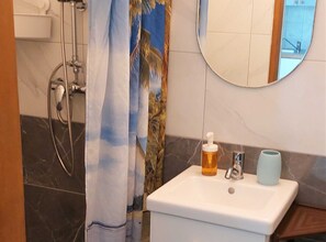 スタジオ (Studio Apartment with Terrace) | バスルーム | シャワー、タオル