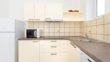 Apartment (Classic Two Bedroom Apartment with Ba) | Eigene Küche | Kühlschrank