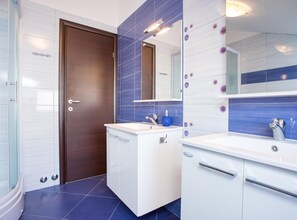 Appartement (Comfort Two Bedroom Apartment with Ba) | Salle de bain | Douche, serviettes fournies