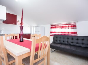 Apartment (Comfort Two Bedroom Apartment with Ba) | Dining room