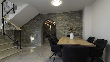 Villa (Three Bedroom Villa) | Esszimmer