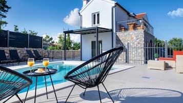 Villa (Three Bedroom Villa) | Piscine extérieure | Piscine extérieure, parasols de plage, chaises longues