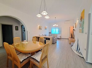 Leilighet (Two Bedroom Apartment with Terrace) | Oppholdsrom | En 32-tommers Flatskjerm-TV med kabel-kanaler