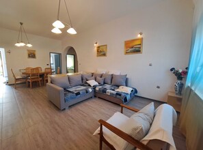アパートメント (Two Bedroom Apartment with Terrace) | リビングルーム | 32 インチの薄型テレビ (ケーブル放送視聴可)