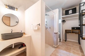 Shower, hair dryer, towels