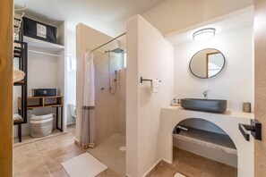 Een douche, een haardroger, handdoeken