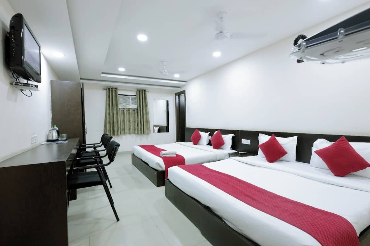 Quarto casal luxo | Escrivaninha, espaço de trabalho para notebook, Wi-Fi de cortesia