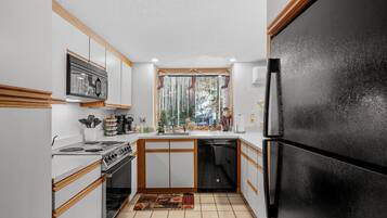 Refrigerador, microondas, horno, placa de cocina