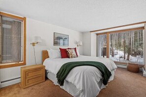 3 Schlafzimmer, Schreibtisch, Bügeleisen/Bügelbrett, Reisekinderbett