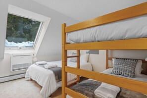 3 slaapkamers, een bureau, een strijkplank/strijkijzer, reisbedje