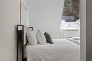 3 bedrooms, desk, iron/ironing board, travel cot