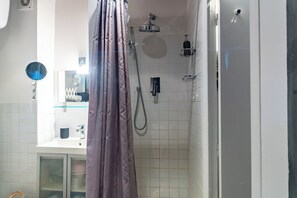 Dusche, Haartrockner, Handtücher