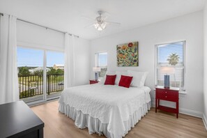 3 slaapkamers, een strijkplank/strijkijzer, reisbedje, wifi