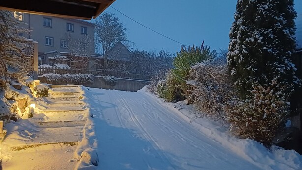A snow-covered pathway leading to a building with a wooden roof and steps. - Beautiful vacation room near Wutachschlucht (Löffingen)