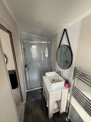 Huisje | Badkamer | Een bad/douchecombinatie, een diep bad, een haardroger, handdoeken