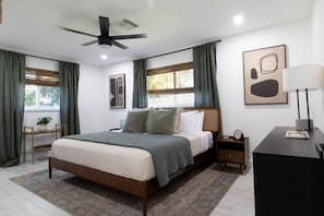 4 bedrooms, WiFi - *NEW* Riverside Retreat w/ Pool (Jupiter)