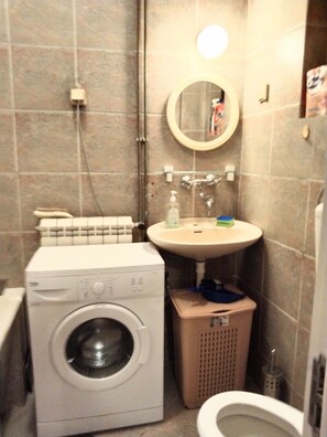 Hårføner, håndklær og toalettpapir