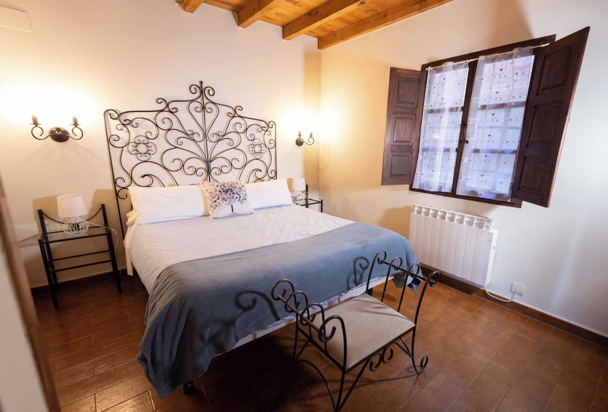 3 slaapkamers, een strijkplank/strijkijzer, gratis wifi, beddengoed