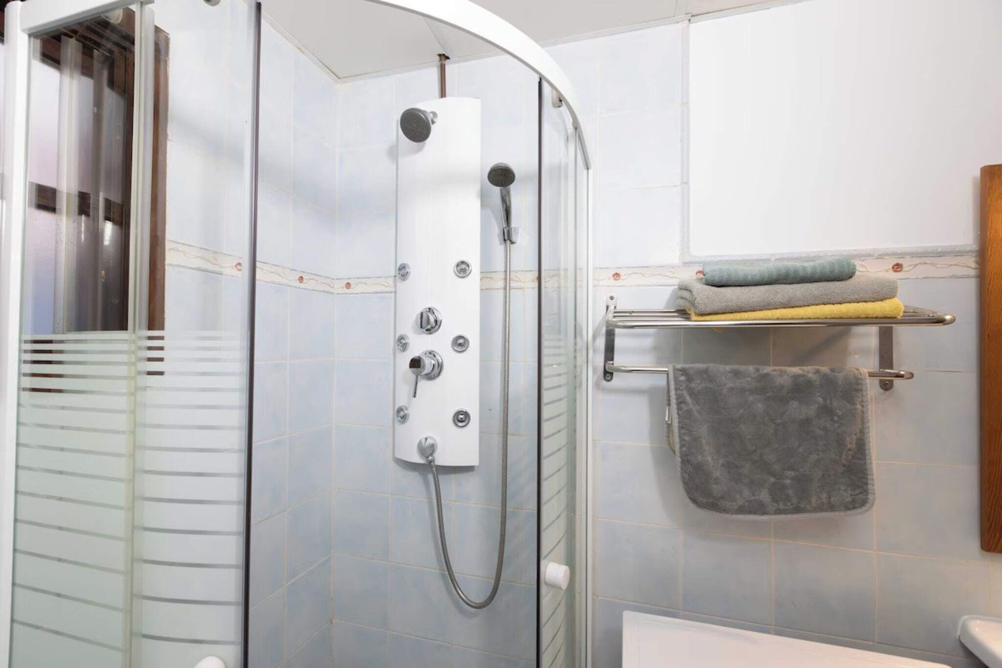 Een haardroger, handdoeken