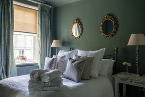 3 bedrooms, iron/ironing board, WiFi, bed sheets - Beautifully restored townhouse in the heart of Sherborne (Sherborne)