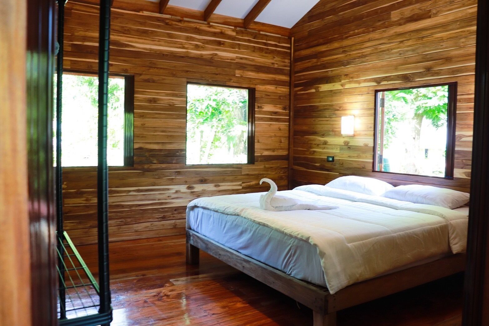 Bureau, espace de travail pour ordinateur portable, Wi-Fi gratuit