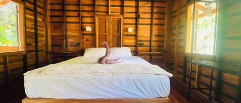 One Bedroom House | Desk, laptop workspace, free WiFi, bed sheets