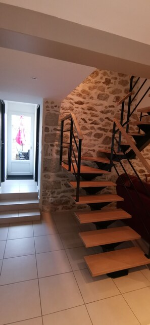 A staircase with wooden steps and metal railings against a stone wall. - A cozy little place in the heart of forests and lakes Pets welcome! (Pléven)