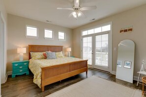 3 bedrooms, iron/ironing board, free WiFi, bed sheets - Affordable & Convenient - Walk to Beach - Bonito Breeze (Carolina Beach)
